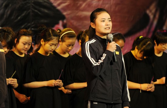 图文:沈阳艺术学校的四川学子在表演诗朗诵