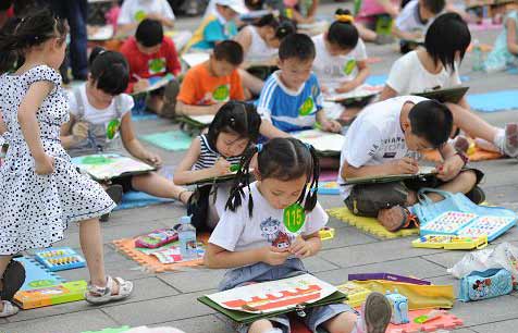 郑州举行儿童节绘画比赛(组图)