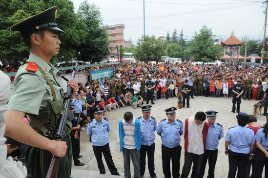 2009年6月23日,贵阳市公安局乌当分局在该区东风镇召开公处公判大会
