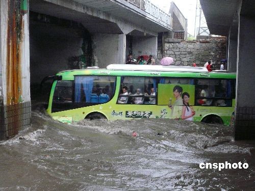 武汉遭27年来最大暴雨突袭全城拥堵(组图)