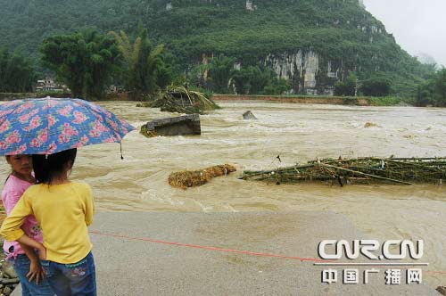 我国6省区市遭遇暴雨3937万人受灾(组图)