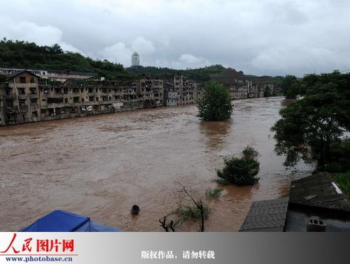 组图：四川南充遭暴雨袭击一座桥梁被洪水淹没