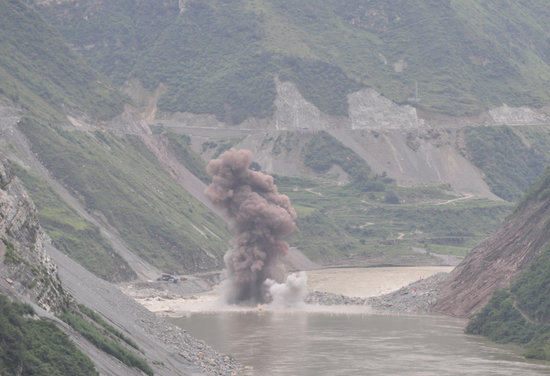 四川汉源大渡河壅塞体成功爆破(组图)