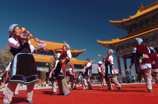 图文:白族老人崇圣寺表演舞蹈
