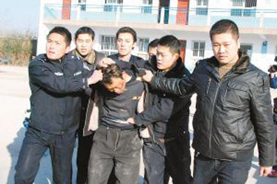河南新蔡县男子持斧劫持65名小学生被制伏(图