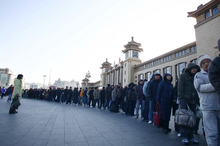 图文:北京站排长队购票