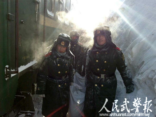 武警营救内蒙古被大雪困阻1814次列车(组图)