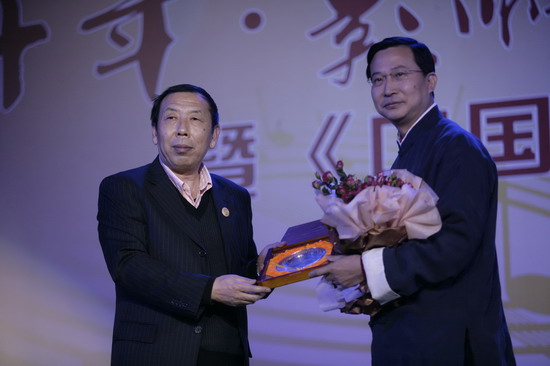 图文:北京大学生命科学院院长饶毅接受颁奖