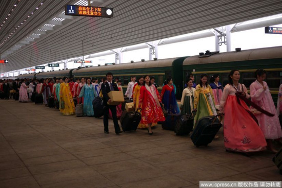 组图：朝鲜红楼梦剧组演员乘专列抵达中国丹东