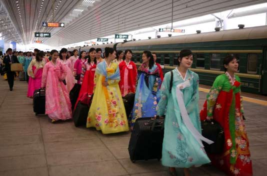 组图：朝鲜红楼梦剧组演员乘专列抵达中国丹东