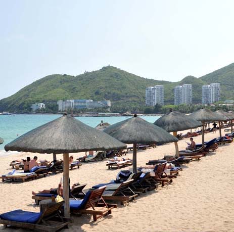 5月3日,众多游客在三亚市大东海享受阳光沙滩.