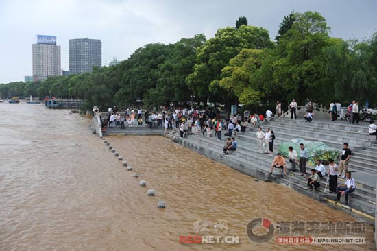 洪峰过境湘江长沙段 记者拍图片对比水位(组图