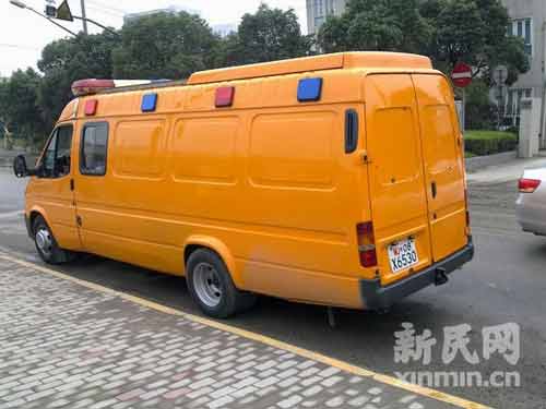 上海江场西路在建工地挖出一枚炮弹(组图)