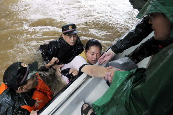 安徽安庆遭遇历史极值暴雨严重内涝(组图)