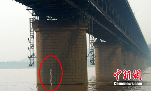图文：长江武汉关水位距警戒线不足一米