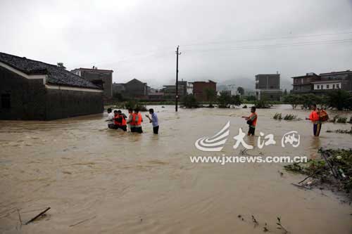 江西东北部遭强降雨侵袭18万人转移(图)