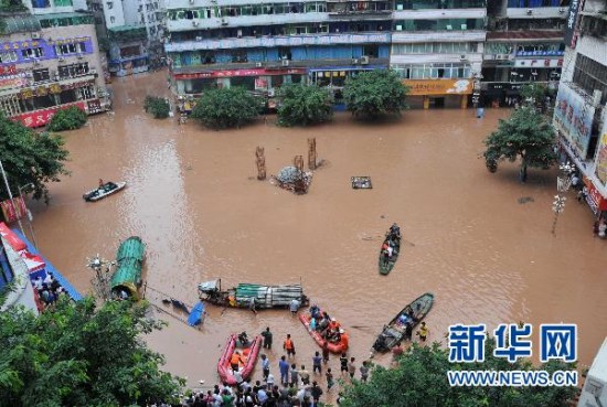 国道318线四川渠县段在建大桥被洪水冲毁(组图