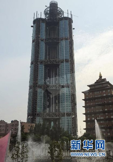 组图：江苏华西村15亿元建新农村大楼即将封顶