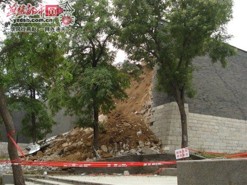 河北邢台古城墙遭暴雨袭击后坍塌(图)
