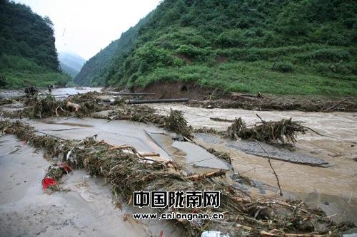 甘肃黄渚镇发生大暴雨积水最深达4米(组图)