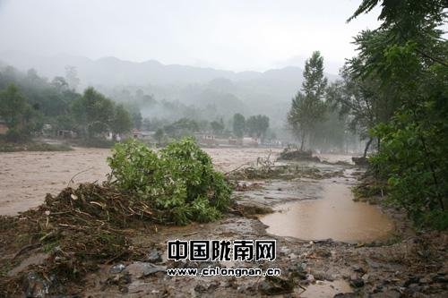 甘肃黄渚镇发生大暴雨积水最深达4米(组图)