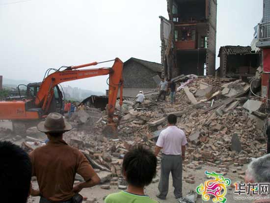 重庆忠县货车撞进民房致房屋垮塌数人被埋(图)