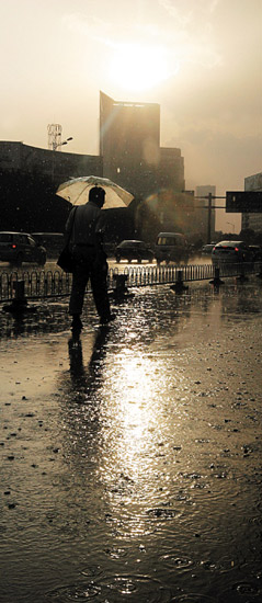 天津多地出现太阳雨夹带冰雹(组图)