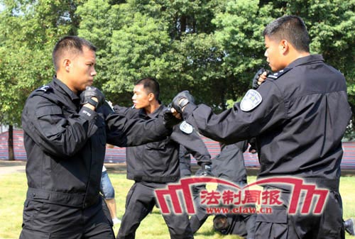 湖南省监狱警察开展警体技能比武活动(组图)