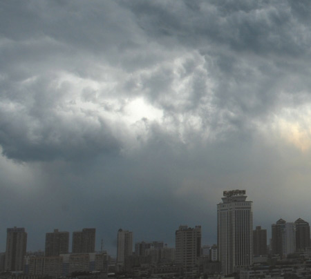 四川多云间晴局部地方有中到大雨(组图)