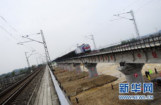 四川被冲垮的石亭江大桥下行线重新开通(图)