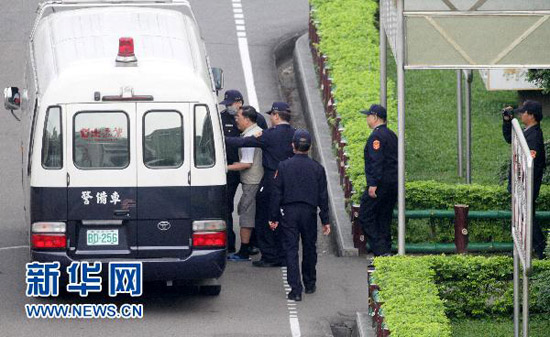    12月2日，陈水扁在警方重重戒护下从台北看守所移往台北监狱服刑。新华社发