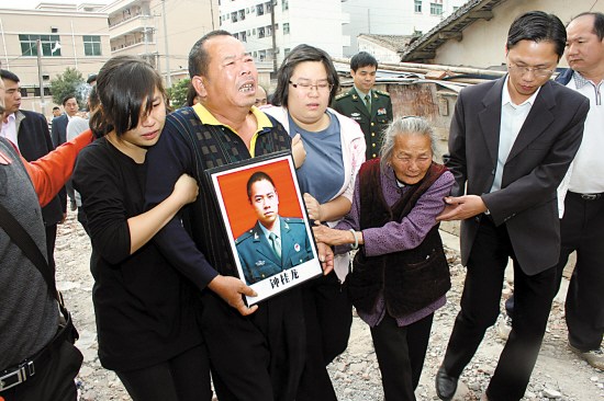 钟桂龙家人捧着钟桂龙的相片泪流满面 羊城晚报记者 符吉茂 常思雯 摄