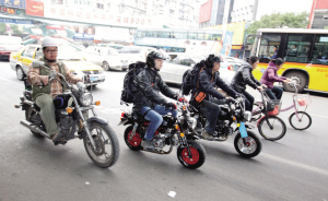 两后生骑着“猴子摩托”去游老挝(图)