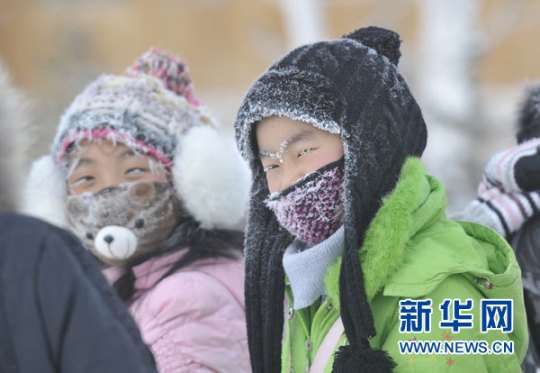 12月12日，根河市的孩子们在严寒中玩耍。当日，内蒙古根河市最低气温下降到零下45摄氏度。据当地气象部门介绍，由于近期寒流的影响，根河市的气温急剧下降，极度严寒的天气已经持续3天。新华社记者 李欣 摄