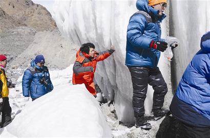 徒步攀登姜根迪如冰川。