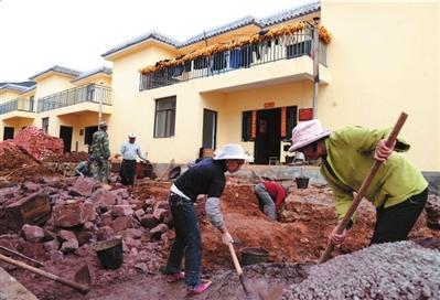 由于统建房没有厨房和卫生间，现在村民开始重建厨房和卫生间。新华社发 