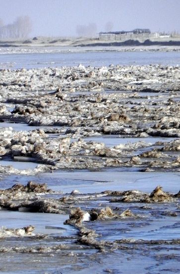 这是12月18日拍摄的黄河内蒙古乌海段流凌情况。新华社记者 李云平摄
