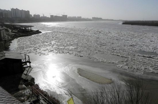 最近一周内，黄河内蒙古乌海段流凌密度增大。新华社记者 李云平摄