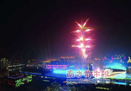 11月27日，广州亚运会闭幕式上，焰火在小蛮腰上“写”出一个“羊”字。 阿攀 摄
