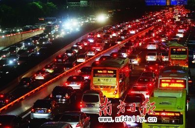 广州单双号限行解禁首日主干道拥堵(图)