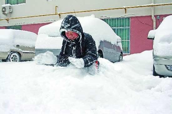 29日18点至30日8点，烟台北部出现强降雪，牟平区积雪深度达25厘米。