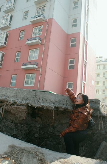 江苏连云港杰瑞花园小区一栋17层的住宅楼出现沉降