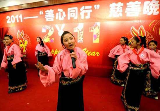 组图:藏族孩子们表演歌舞以感谢天津爱心人士