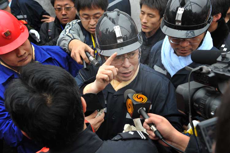 图文:安监总局局长骆琳被媒体追堵