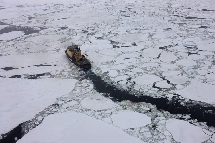 图文:破冰船穿越罗斯海域