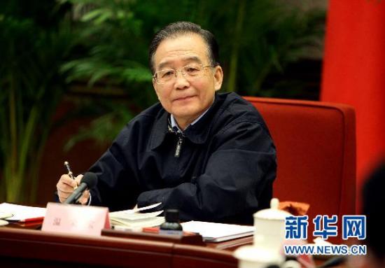 这是1月25日，温家宝在座谈会上听取意见。 新华社记者 姚大伟 摄 