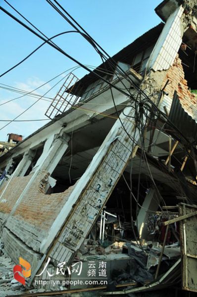 地震现场倒塌的房屋