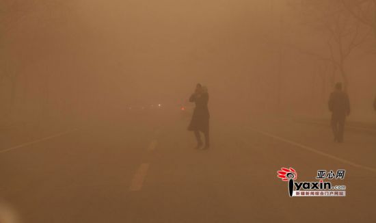 图为3月12日11时左右，新疆阿克苏市、温宿县出现了今年首场沙尘暴天气，能见度降到100米以下，局部地能见度在50米以内。亚心网通讯员 李星波 严鹏举 摄