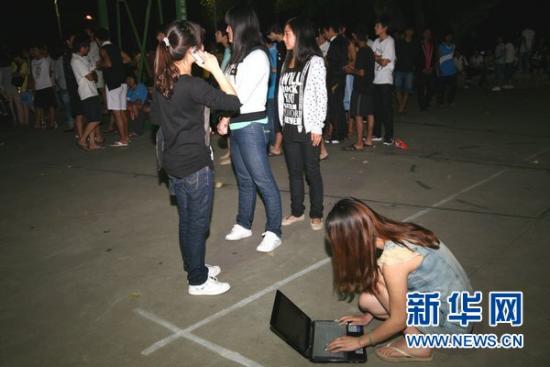 3月25日凌晨，云南西双版纳职业技术学院的学生忙着向亲友报平安。新华社发（刘世阳 摄）