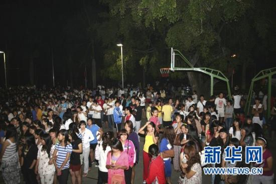 3月25日凌晨，云南西双版纳职业技术学院的学生集中在操场避震。新华社发（刘世阳 摄）